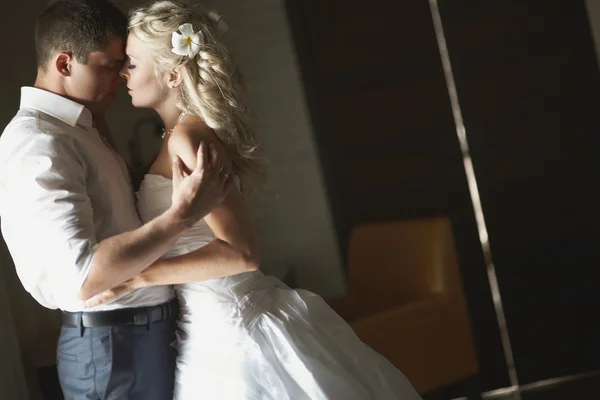 Bela jovem casal beijando com abraço emocional . — Fotografia de Stock