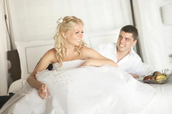 Bella coppia sposata prendere in giro l'un l'altro sdraiato sul letto . — Foto Stock