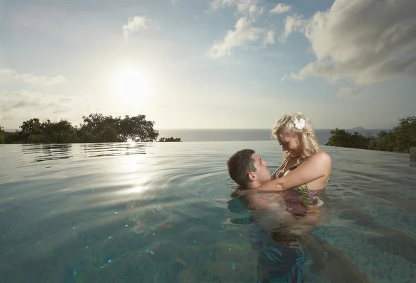 Молода, сексуальна і приваблива пара цілується в басейні в — стокове фото