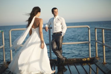 Muhteşem Düğün çifti sprey altında iskelede duran su sıçramalarına bir