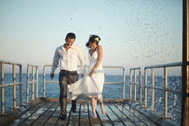 Muhteşem Düğün çifti sprey ile çalışan su sıçramalarına ve 