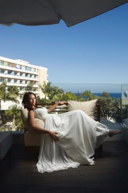 Oturma ve balkonda poz ilahi, güzel gelin 