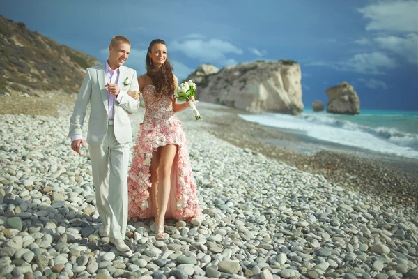 Junges, sexy und attraktives Paar zu Fuß zur Zeremonie am Sandstrand — Stockfoto