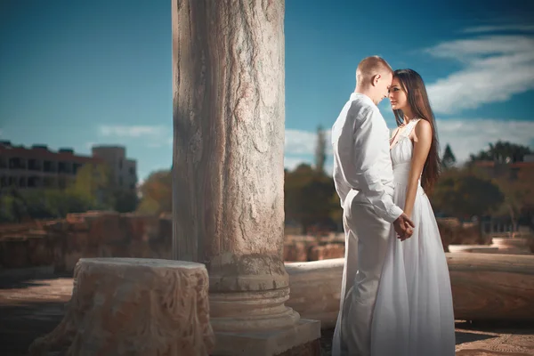 Ethereal, noiva divina com vestido brilhante e noivo de pé perto — Fotografia de Stock