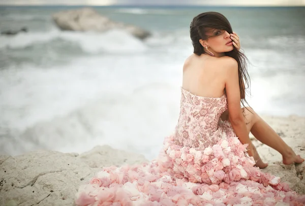 Güzel, çekici ve seksi kadın, buzlu, clif oturan modeli