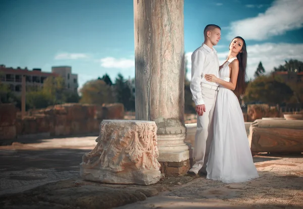 Ethereal, noiva divina com vestido brilhante e noivo de pé perto — Fotografia de Stock