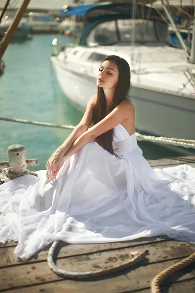 美丽、 迷人的女人，女孩坐在码头上游艇俱乐部 n — 图库照片
