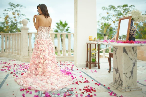 Linda, linda noiva, modelo se preparando para o dia do casamento em exclusivo — Fotografia de Stock