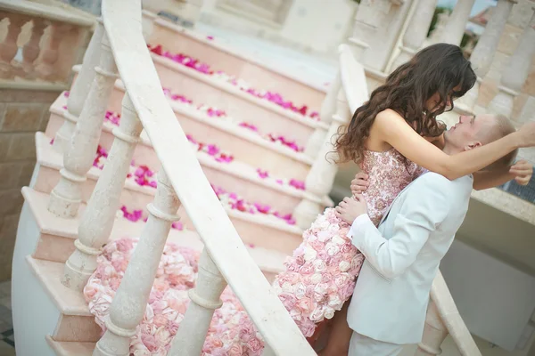 Splendida, bella sposa e bello sposo abbracciare in emotivo e — Foto Stock