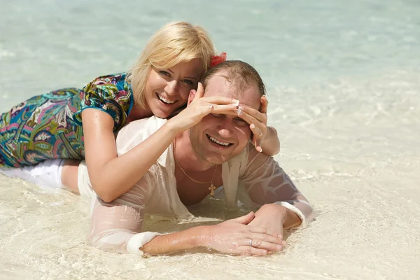 Schönes Paar liegt auf Sand und spielt in Karibik-Insel, flo — Stockfoto