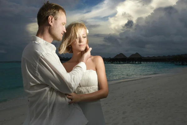 Casal de casamento, noiva e noivo em pé sob ameaça nuvem — Fotografia de Stock