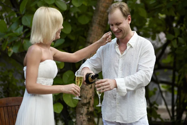 Прекрасна пара п'є шампанське після весільної церемонії . — стокове фото