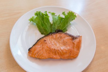 Sebzeli somon bifteği