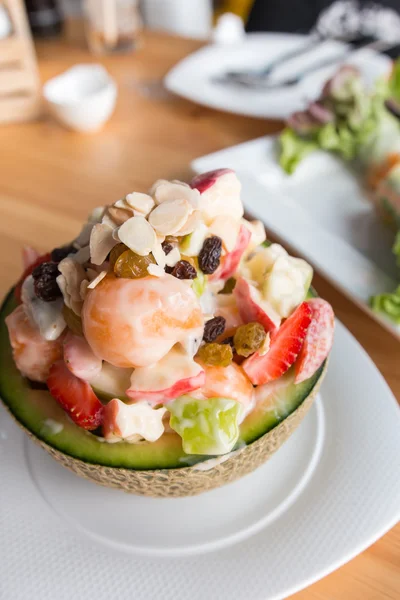 Salada de frutas tropicais — Fotografia de Stock