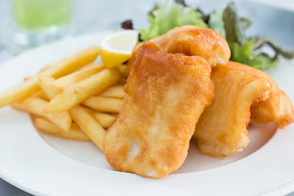 Peixe crocante e batatas fritas — Fotografia de Stock