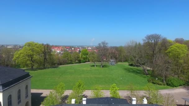 Theehuis van het kasteel in Altenburg zomer meigroen — Stockvideo