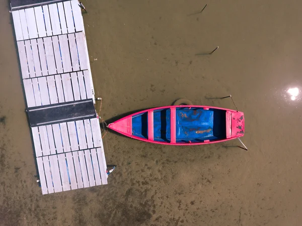 Barco de pesca solitario flotando en una etapa de aterrizaje —  Fotos de Stock