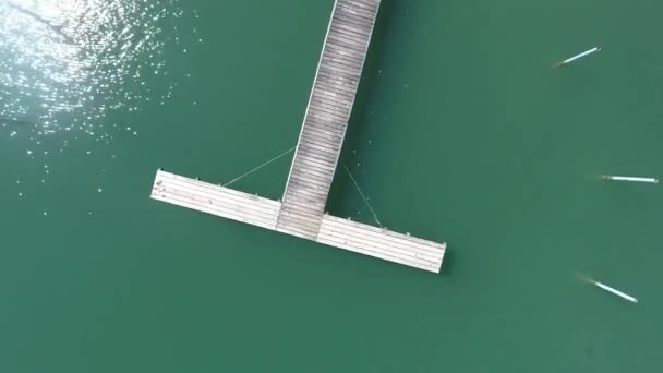 Etapa de aterrizaje de madera vista aérea de agua verde — Vídeo de stock