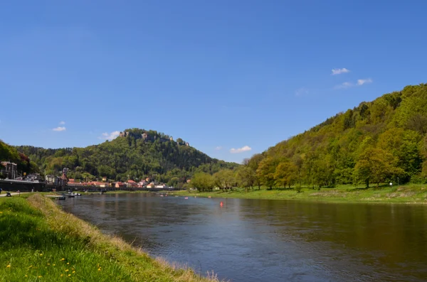 Elbe Saksonya Almanya koenigstein Nehri Dağ görüntülemek — Stok fotoğraf