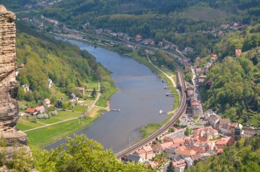 Elbe Saksonya Almanya koenigstein Nehri Dağ görüntülemek