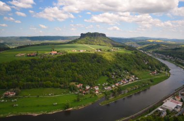 Elbe Saksonya Almanya koenigstein Nehri Dağ görüntülemek