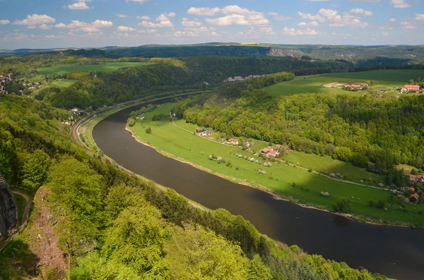 Elbe Saksonya Almanya koenigstein Nehri Dağ görüntülemek