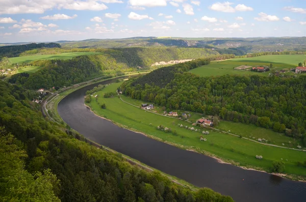 Elbe Saksonya Almanya koenigstein Nehri Dağ görüntülemek — Stok fotoğraf