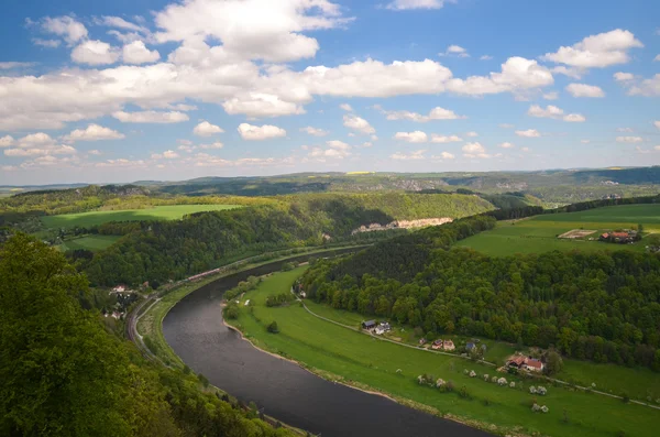 Elbe Saksonya Almanya koenigstein Nehri Dağ görüntülemek — Stok fotoğraf