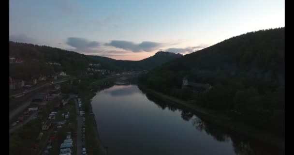 Sachsiska Schweiz, stenar Lilienstein, fästning Koenigstein — Stockvideo