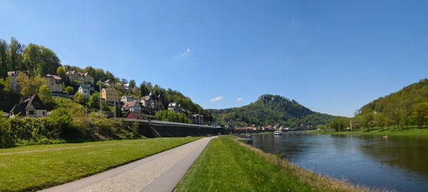 Пейзаж на реке Эльбе, Германия, старый город Кенигштайн — стоковое фото