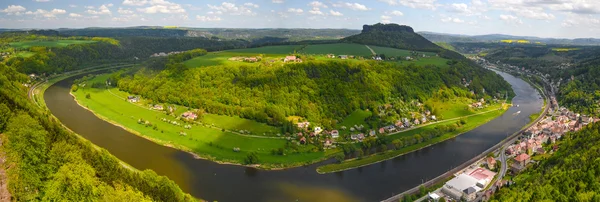 Пейзаж на реке Эльбе, Германия, старый город Кенигштайн — стоковое фото