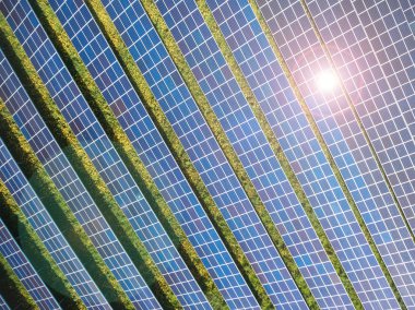 Yenilenebilir güneş enerjisi kullanan enerji santrali