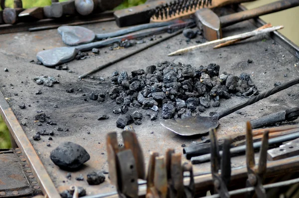 Herrero trabajando en metal medieval — Foto de Stock