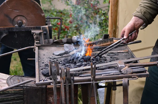 Herrero trabajando en metal medieval — Foto de Stock