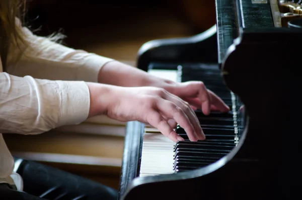 Tocando música de piano músico manos concierto — Foto de Stock