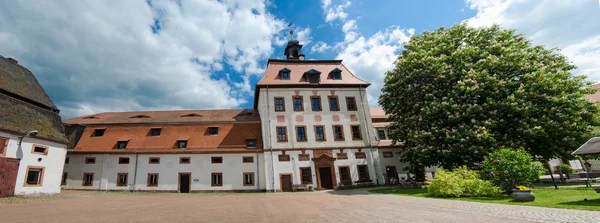 Priessnitz, ciudad castillo bajo cielo azul, Alemania —  Fotos de Stock