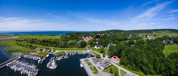 Hiddensee Kloster hamnen båt segla ö — Stockfoto