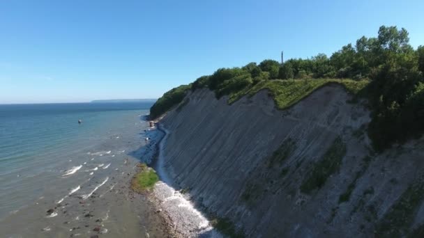 Прибрежный пейзаж в Кап Аркона на острове Руген Балтийского моря — стоковое видео