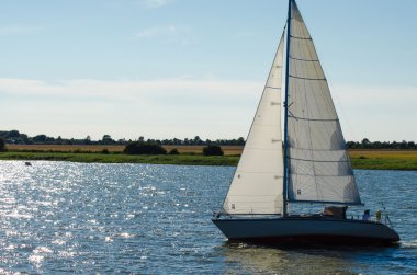 Beyaz yelkenli yelkenli gemiler