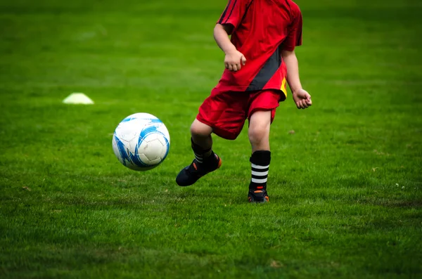 Dzieci piłka nożna mecz szkolenia głębi ostrości — Zdjęcie stockowe