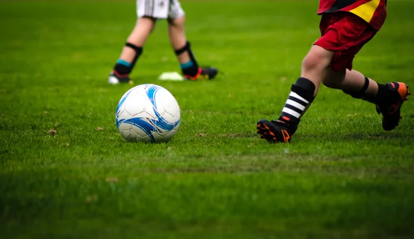 Діти футбольні тренування збігаються глибина різкості — стокове фото