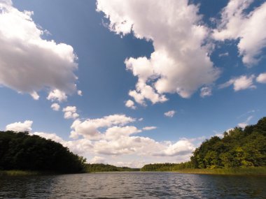 Tekne su üzerinde sürüş