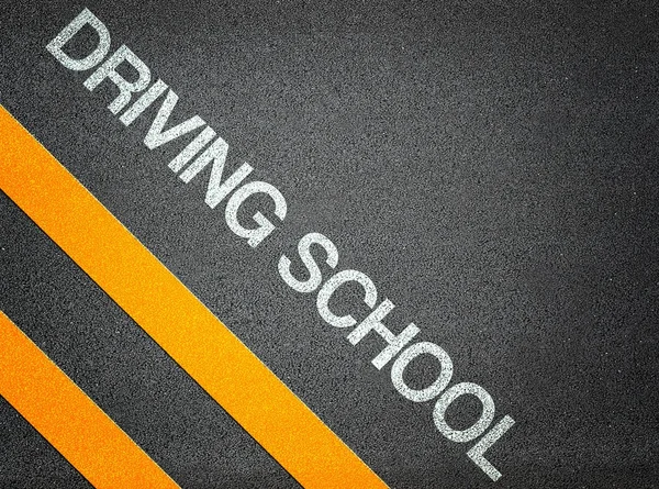 Szkoła jazdy tekst piśmie droga asfaltowa — Zdjęcie stockowe