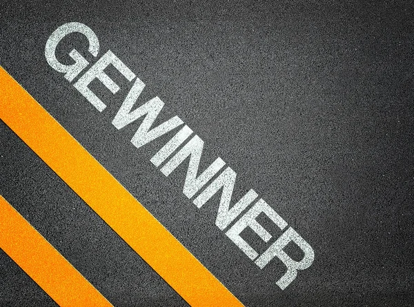 Niemiecki zwycięzca Gewinner tekst piśmie droga asfaltowa — Zdjęcie stockowe