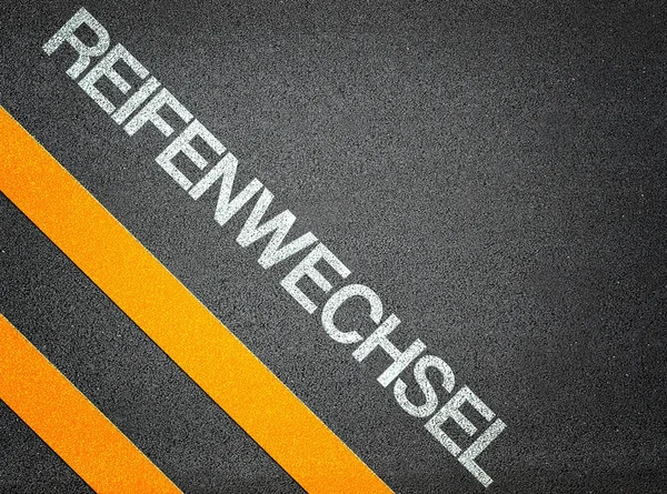 Deutscher reifenwechsel reifenwechsel text schreiben strassenasphalt — Stockfoto