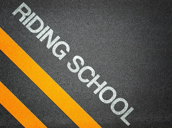 Reitschule Text schreiben Straße Asphalt — Stockfoto