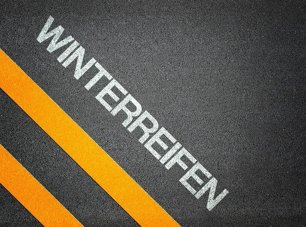 Duitse Winterreifen Winter banden tekst schrijven weg asfalt — Stockfoto