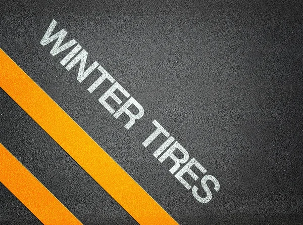 Winterreifen - Text schreiben Straßenasphalt — Stockfoto