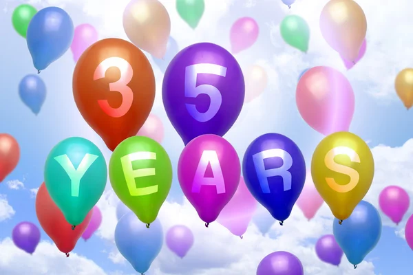 35 років з днем народження повітряна куля барвисті кульки — стокове фото