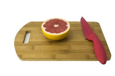 Bir kesme tahtası üzerinde greyfurt